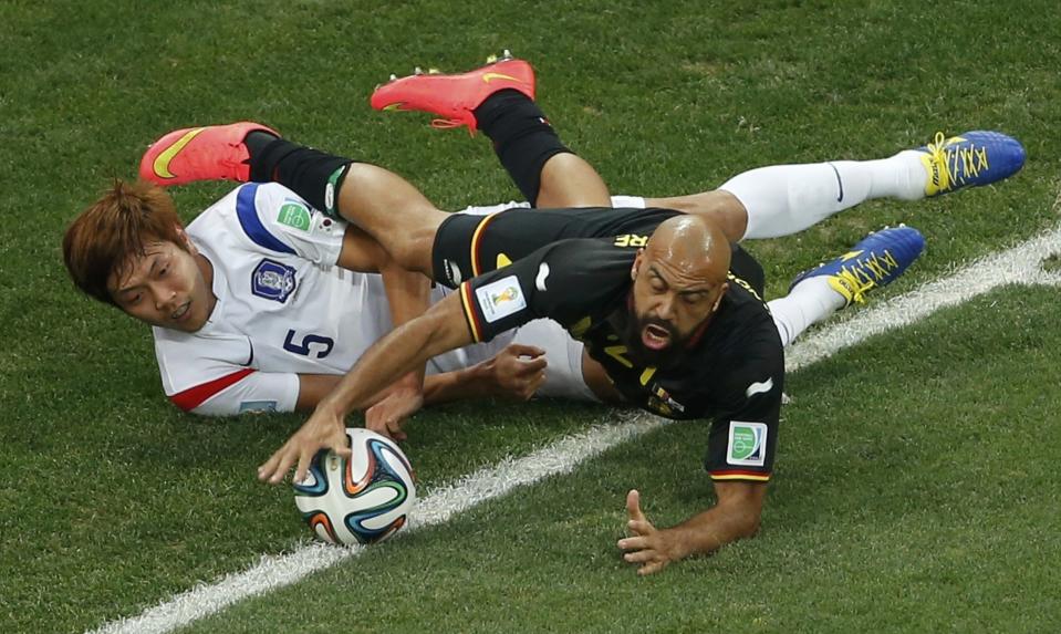 South Korea's Kim Young-gwon (L) and Belgium's Anthony Vanden Borre fight for the ball during their 2014 World Cup Group H soccer match at the Corinthians arena in Sao Paulo June 26, 2014. REUTERS/Paulo Whitaker