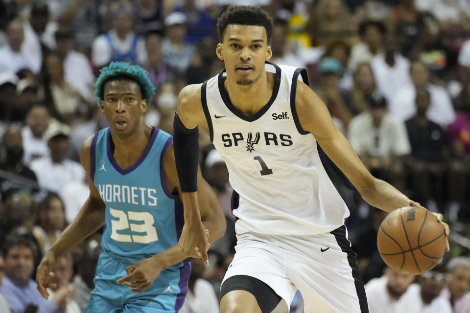 Victor Wembanyama, do San Antonio Spurs, dirige contra o Charlotte Hornets durante o primeiro tempo de um jogo da NBA Summer League em 7 de julho de 2023 em Las Vegas.  (Foto AP/John Locher)