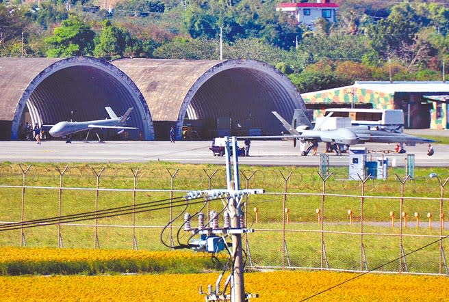 空軍志航基地停了2架無人機，其中新式騰雲無人機（右）酷似美軍「死神MQ-9」。（莊哲權攝）