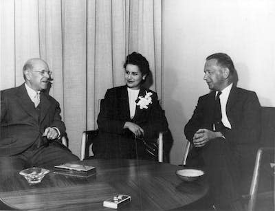 El Secretario General de la ONU, Dag Hammarskjöld (derecha), charla con Pablo Casals y su esposa Marta antes de que el violonchelista tocara en la sala de la Asamblea General en 1958. <a href="https://commons.wikimedia.org/wiki/File:Dag-Hammarskjold-th-in-conversation-with-Pablo-Casals-and-his-wife-352129659137.jpg" rel="nofollow noopener" target="_blank" data-ylk="slk:United Nations via IMS Vintage Photos;elm:context_link;itc:0;sec:content-canvas" class="link ">United Nations via IMS Vintage Photos</a>