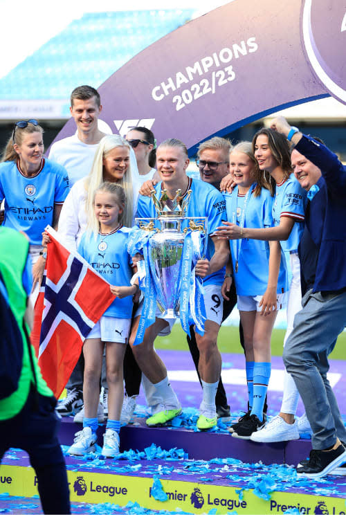 Erling Haaland con su familia y su novia