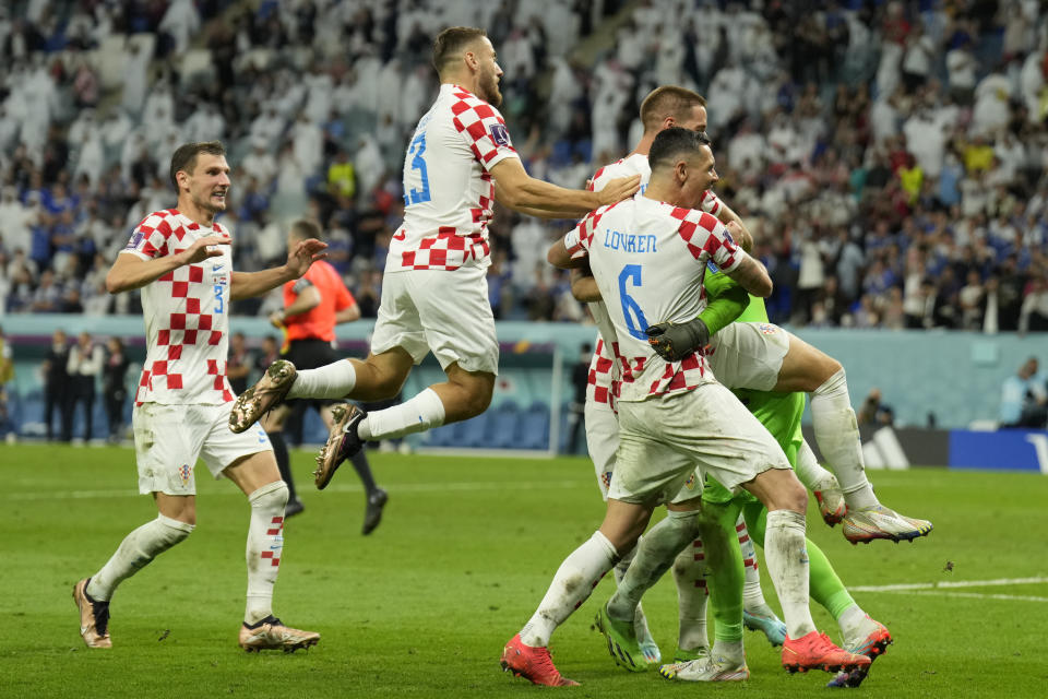 Los jugadores de Croacia celebran la victoria por penales ante Japón en los octavos de final del Mundial, el lunes 5 de diciembre de 2022, en Al Wakrah, Qatar. (AP Foto/Francisco Seco)