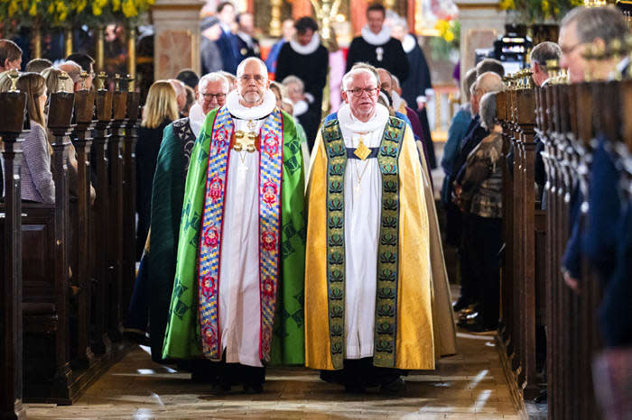 Los religiosos dentro de la catedral