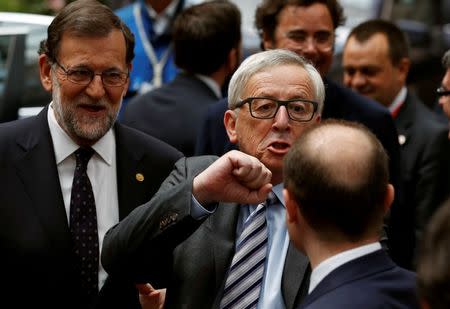 European Commission President Jean-Claude Juncker (C) gestures towards Prime Minister of Malta Joseph Muscat as Spain's Prime Minister Mariano Rajoy (L) looks on at the end of the second day of the EU Summit in Brussels, Belgium June 29, 2016. REUTERS/Phil Noble