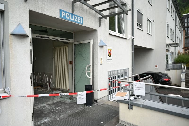 The area around the entrance to the police station in Linz am Rhein is cordoned off after a machete attack. A 29-year-old man armed with a machete and a knife threatened to kill police officers at a police station in Linz (Neuwied district) early this morning. Alexander Franz/www.alexander-franz-fotografie.de/dpa