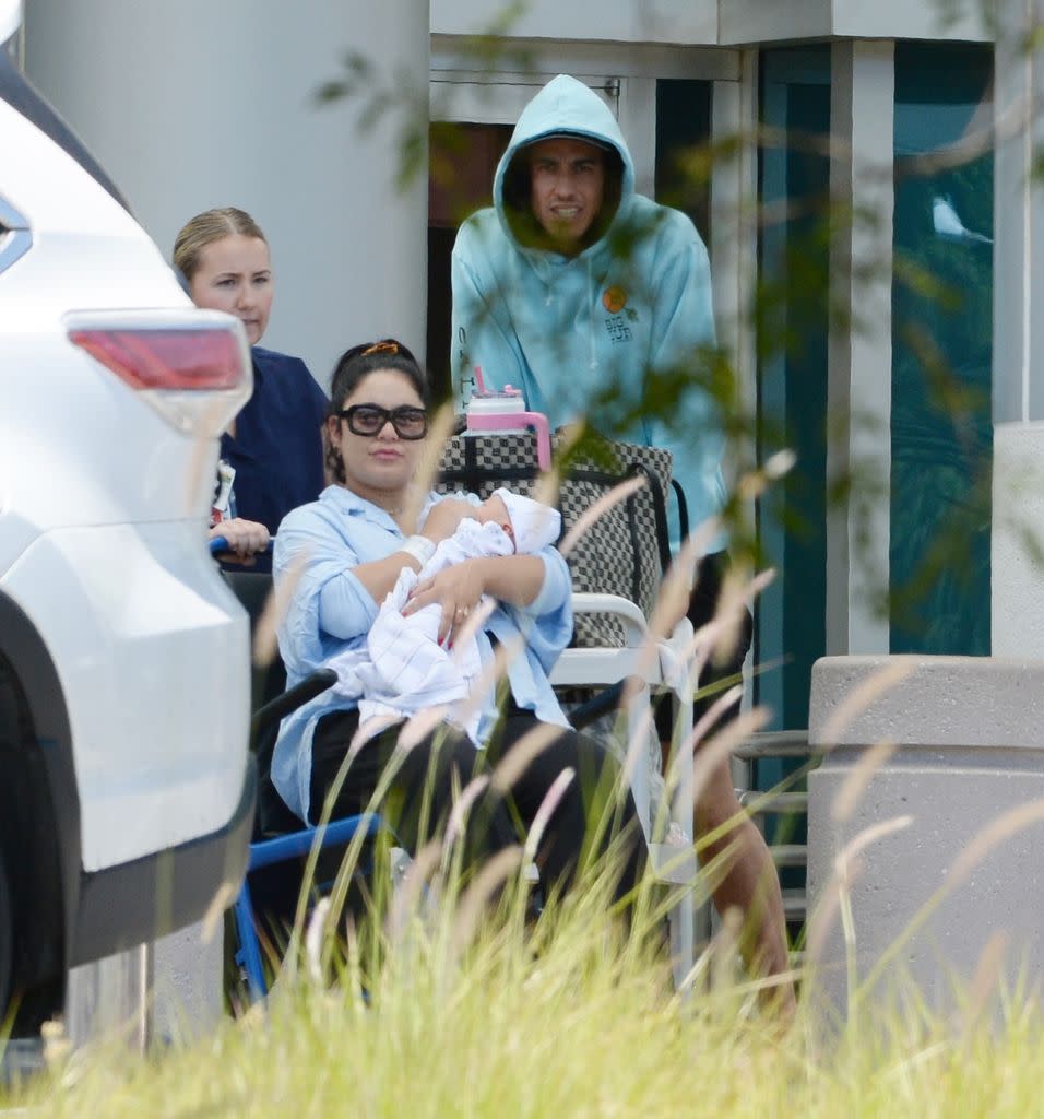 Vanessa y Cole fueron captados saliendo del hospital en Los Ángeles y la actriz llevaba a su bebé en brazos.