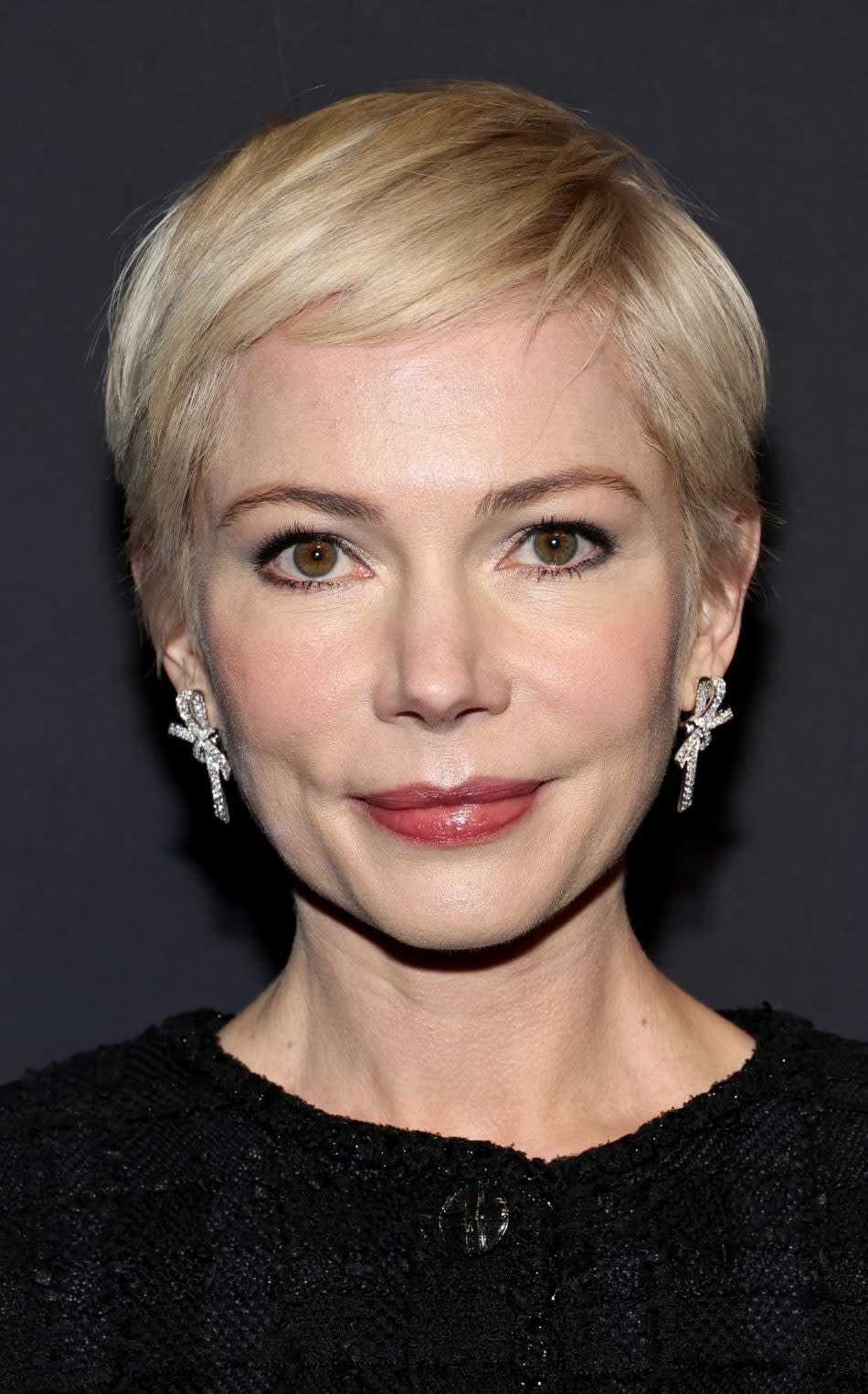 Michelle Williams wears her short hair soft and fluffy