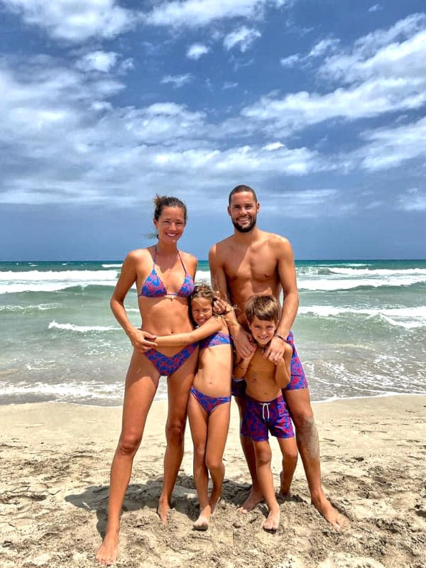 Mario Suárez y Malena Costa con sus hijos