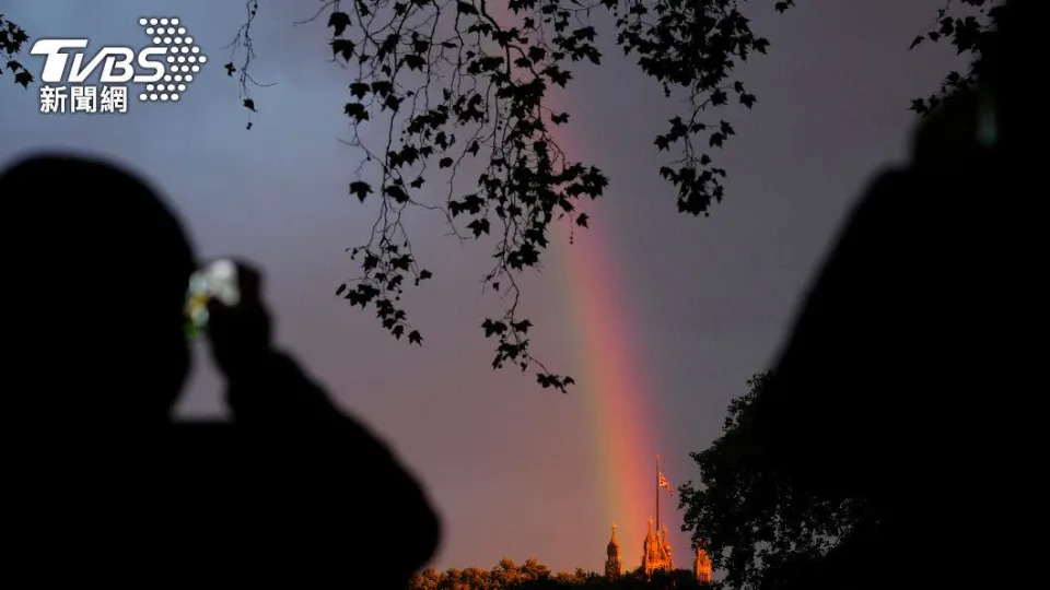 英國人民認為，這道彩虹像是在向女王做最後道別。（圖／達志影像美聯社）