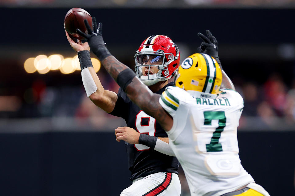 ATLANTA, GEORGIA – SEPTEMBER 17: <a class="link " href="https://sports.yahoo.com/nfl/players/34030" data-i13n="sec:content-canvas;subsec:anchor_text;elm:context_link" data-ylk="slk:Desmond Ridder;sec:content-canvas;subsec:anchor_text;elm:context_link;itc:0">Desmond Ridder</a> #9 of the Atlanta Falcons throws a pass while chased by <a class="link " href="https://sports.yahoo.com/nfl/players/33977" data-i13n="sec:content-canvas;subsec:anchor_text;elm:context_link" data-ylk="slk:Quay Walker;sec:content-canvas;subsec:anchor_text;elm:context_link;itc:0">Quay Walker</a> #7 of the Green Bay Packers during the third quarter at Mercedes-Benz Stadium on September 17, 2023 in Atlanta, Georgia. (Photo by Kevin C. Cox/Getty Images)