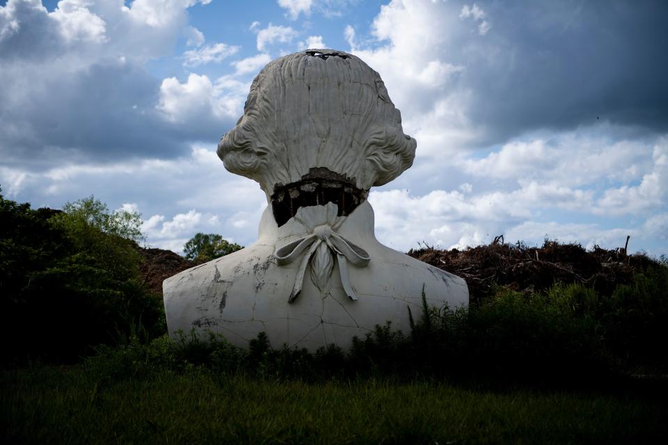 A decaying bust of former US President George Washington is seen near piles of mulch August 25, 2019, in Williamsburg, Virginia. (Photo: Brendan Smialowski/AFP/Getty Images)