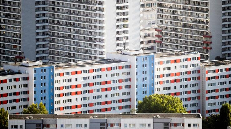 Hochhäuser nahe der Leipziger Straße in Berlin. Wohnungen bleiben auch 2021 als Investment gefragt. Foto: dpa