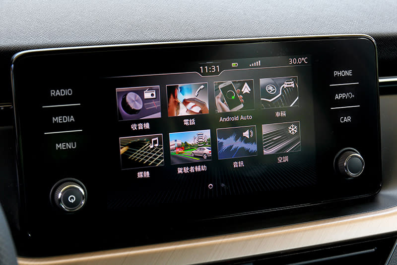 懸浮式8吋中央觸控螢幕備有Apple CarPlay/Android Auto與Smart Link+智慧型裝置互聯系統。