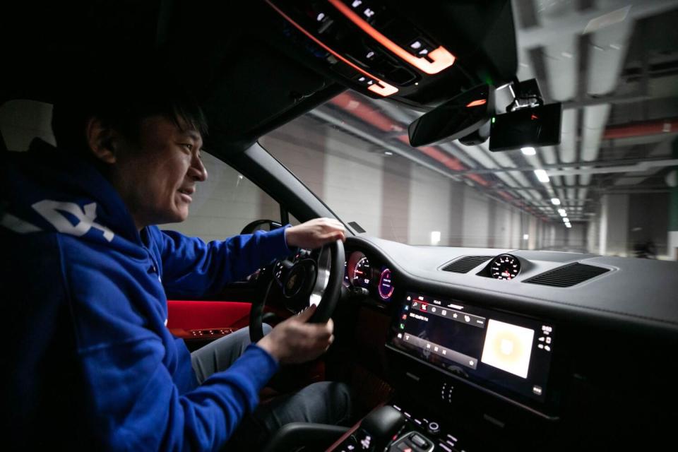 Lee Jae-ik inside a car.