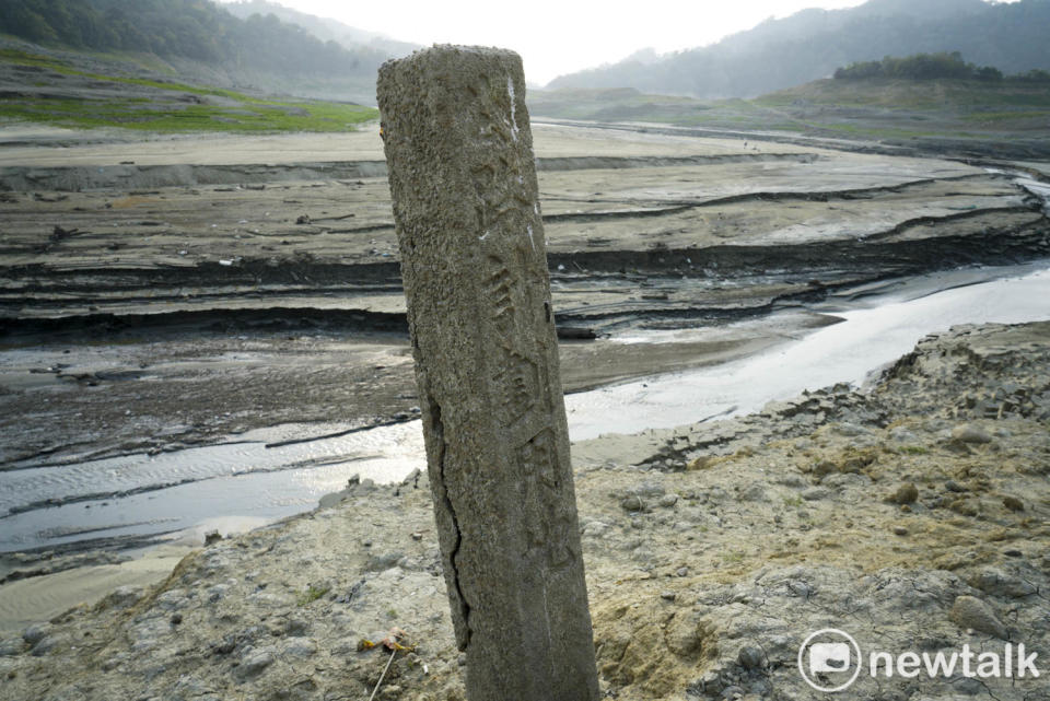 鯉魚潭水庫水位下降後，位在新開村附近的舊台三線公路也浮現，路旁的『道路計畫用地』標誌也清晰可見。   圖：張良一/攝