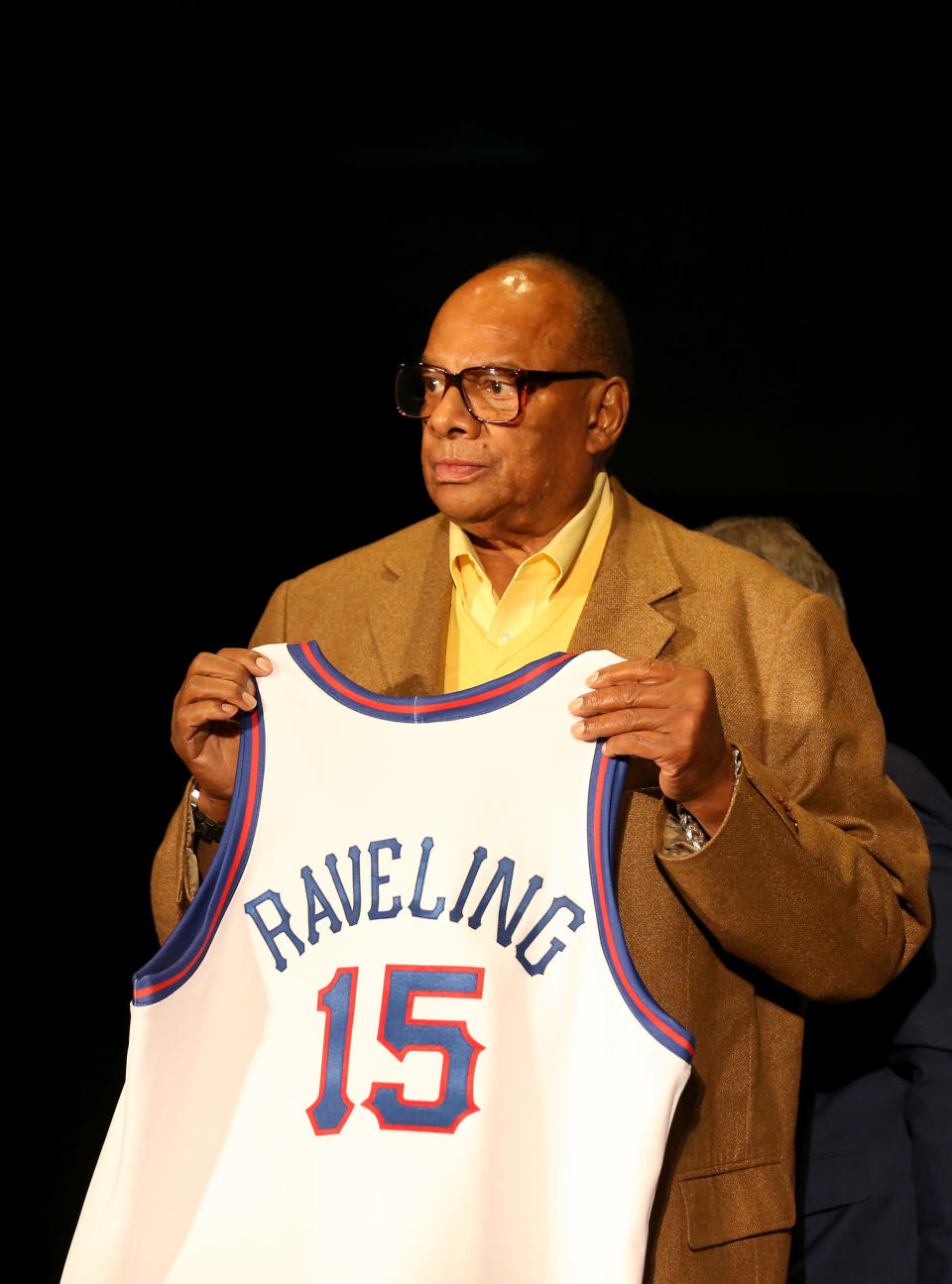 George Raveling al recibir su camiseta en el Naismith Memorial Basketball Hall Of Fame en 2014  (Streeter Lecka/Getty Images)