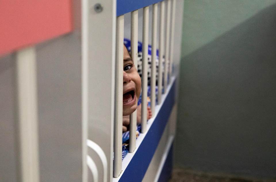 Un niño, hijo de una yazidí esclava y de un combatiente del ISIS, llora en una casa de protección infantil en Rimelan (Siria). (Foto: Goran Tomasevic / Reuters).