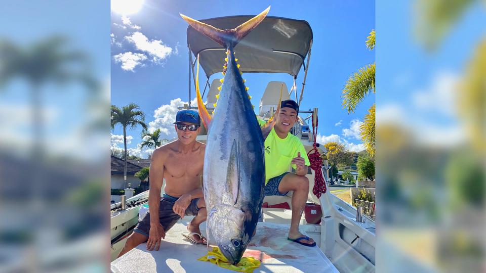 Die beiden Fischer Tommy und Landon Mukaigawa zogen den Riesenthunfisch an Bord, um ihn dann zu spenden. (Quelle: Red Sea Ocean Adventures)