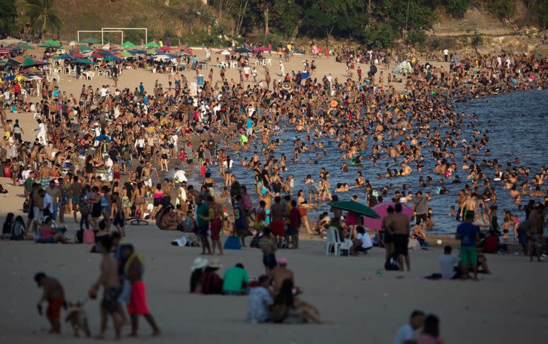 FOTO DE ARCHIVO: Gente disfruta de la playa Ponta Negra en el río Amazonas, en medio de preocupaciones sobre la propagación del coronavirus en Manaos, Brasil. 6 de septiembre de 2020.