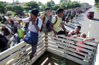 Central American migrants hitchhike along the highway near the border with Guatemala, as they continue their journey trying to reach the U.S., in Tapachula, Mexico October 21, 2018. REUTERS/Ueslei Marcelino