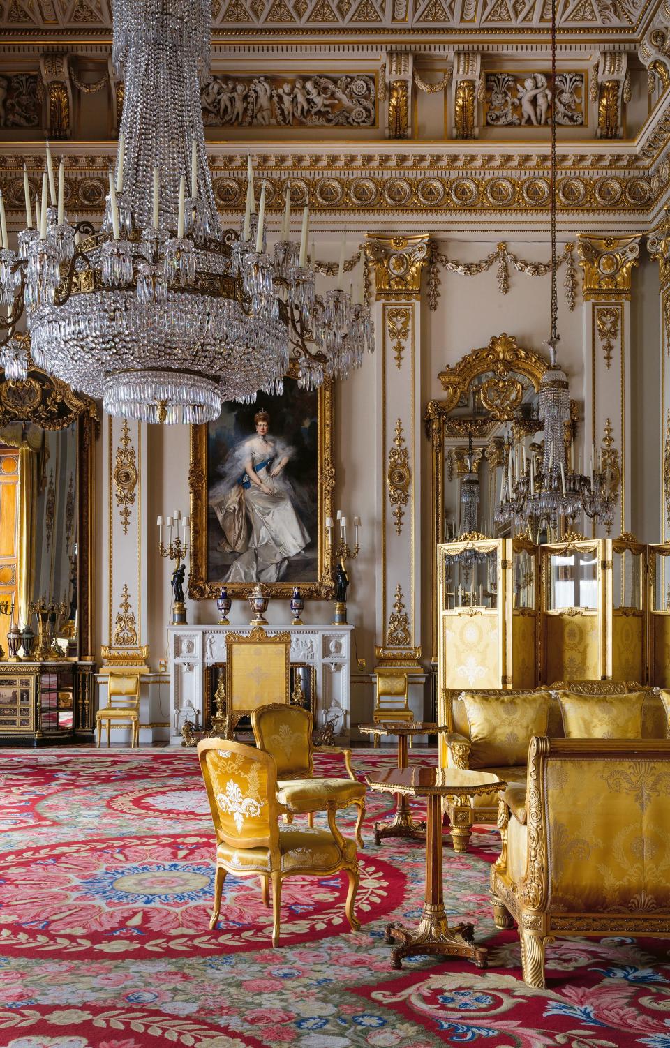 Photographer Ashley Hicks was given the dream assignment: To set himself loose in the storied palace for ten days with a Canon digital SLR with a mission to capture some 21 of its splendid rooms, several of them never open to the public.