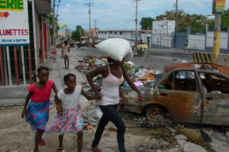 People flee their homes in Haiti's capital after gang attacks, May 2, 2024 (Clarens SIFFROY)