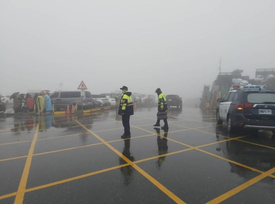 中央氣象局發布低溫特報，不少民眾17日開車上合歡山想要欣賞雪景，合歡山上的武嶺停車場因此客滿，員警在場指揮交通。（仁愛分局提供）