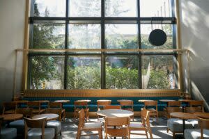 星巴克時代寓所門市內一景 | The interior design of the first in-hotel Starbucks is pictured. (Courtesy of Starbucks)