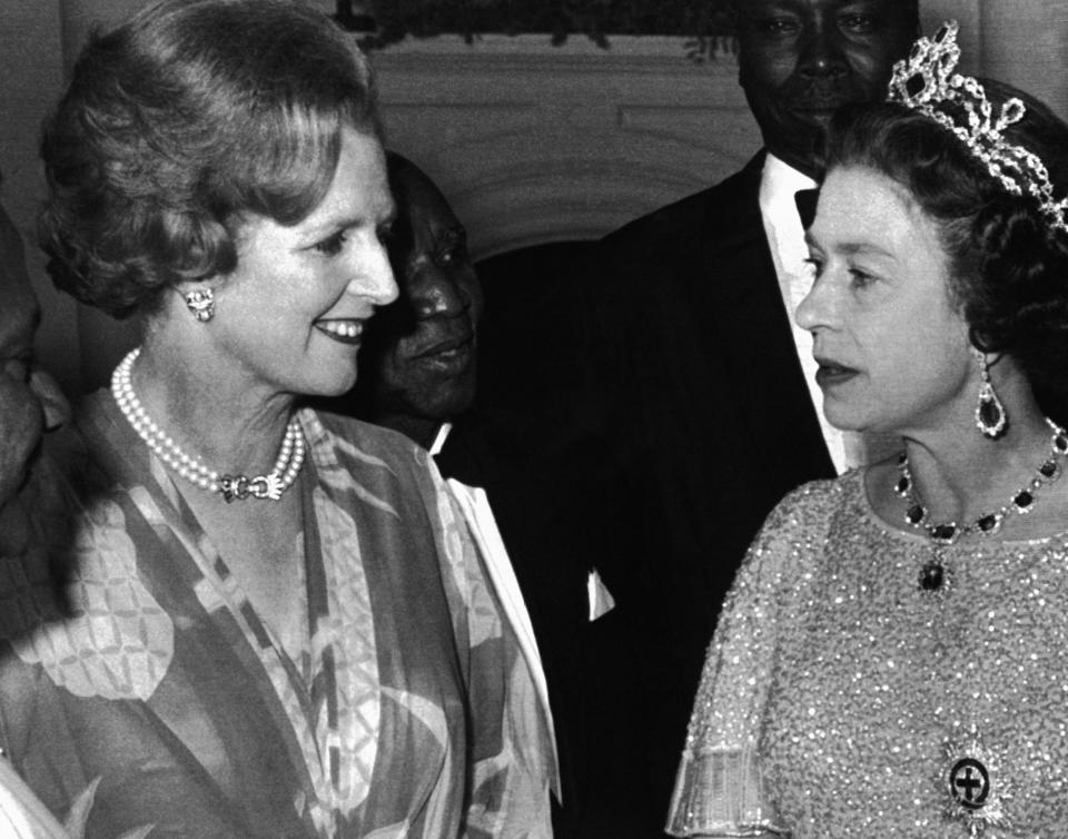 ARCHIVO – La reina Isabel II de Gran Bretaña habla con la primera ministra británica Margaret Thatcher, en una recepción para los jefes de las 39 delegaciones en la Conferencia de la Mancomunidad de Naciones en Lusaka, Zambia, el 1 de agosto de 1979. En sus siete décadas en el trono, la reina Isabel II vio 15 primeros ministros británicos ir y venir de Winston Churchill a Margaret Thatcher, Boris Johnson y la más reciente, Liz Truss. (Foto AP, archivo)