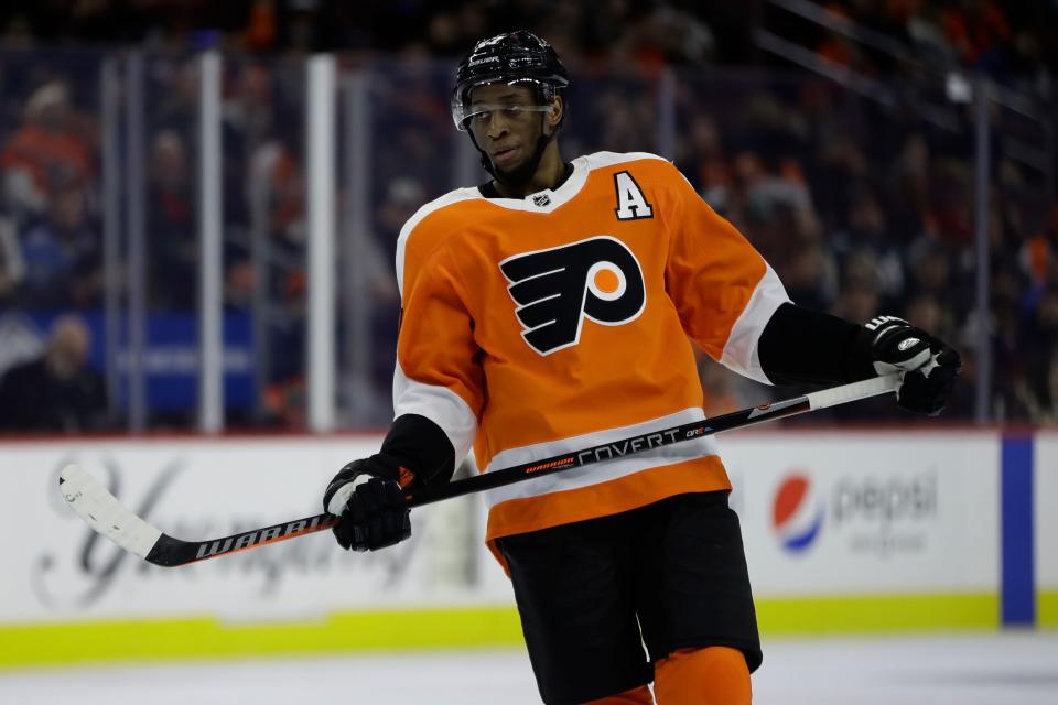 Former Philadelphia Flyers star Wayne Simmonds announced his retirement on Monday.