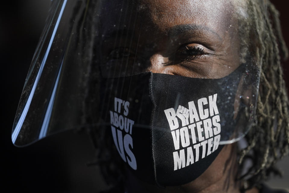 Casos mortales de brutalidad policial y discriminación contra afroamericanos generaron fuertes protestas en Estados Unidos en 2020, impulsadas por el movimiento <strong>Black Lives Matter</strong>. La imagen muestra a la representante electoral Fran Ison en el Kentucky Center for African American Heritage, en Louisville, Kentucky, con una mascarilla que dice <strong>Los votantes negros importan.</strong> (AP Photo/Darron Cummings)