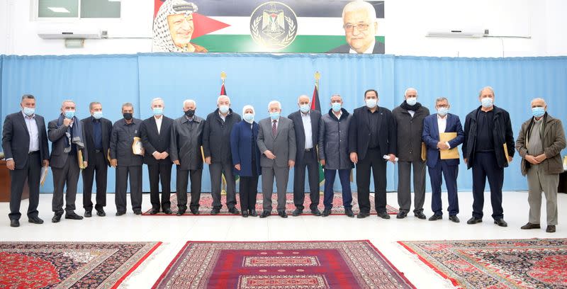 Palestinian President Mahmoud Abbas poses for a photo with Fatah's Central Committee members in Ramallah