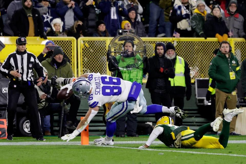 Dallas Cowboys tight end Dalton Schultz (86) gets past Green Bay Packers safety Adrian Amos to score a touchdown after catching a pass during Sunday’s game at Lambeau Field.