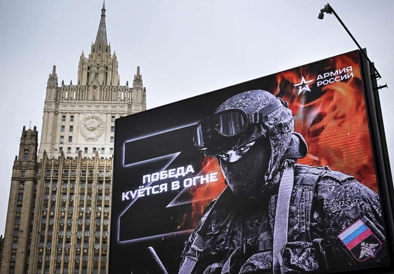 El edificio del Ministerio de Relaciones  Exteriores de Rusia se ve detrás de una valla publicitaria social que muestra las letras Z, una insignia táctica de las tropas rusas en Ucrania (Archivo) 