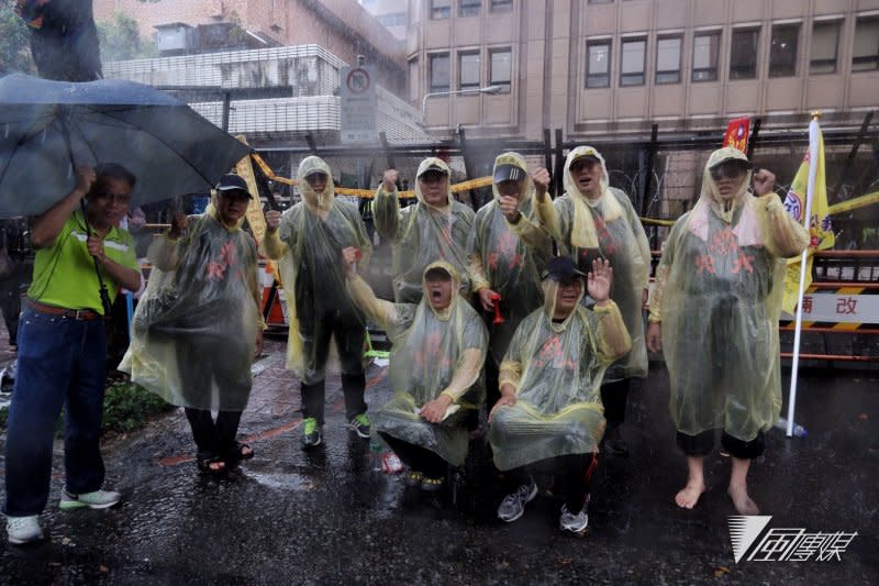 2017-04-19-反年金改革軍公教團體包圍立法院抗議-中午下起大雨，人潮稍減02-曾原信攝