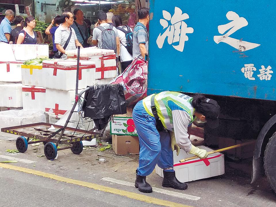 兩年一檢的法定最低工資，昨起由32.5元調高至34.5元，政府料有7.41萬名僱員受惠。（曾秋文攝）