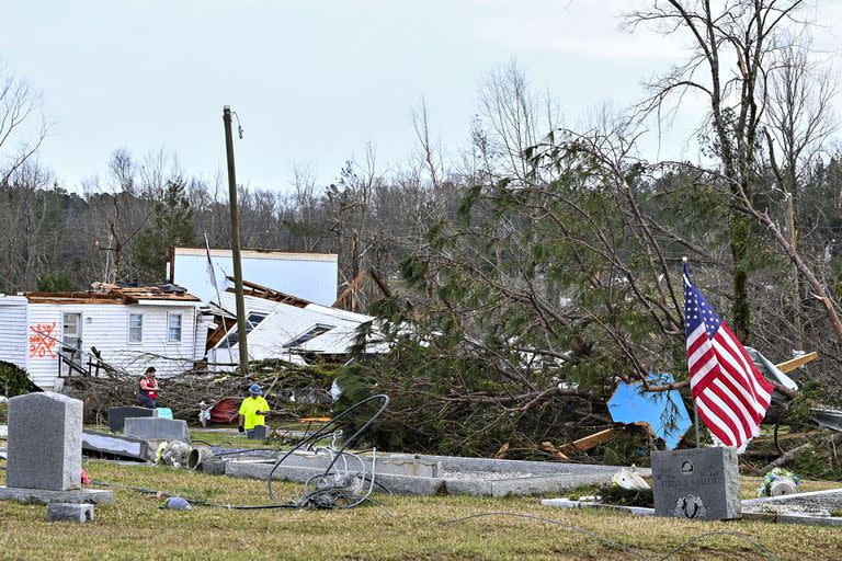 Al menos cinco personas murieron después de que un poderoso sistema de tormentas arrasara Alabama dejando un camino de destrucción.