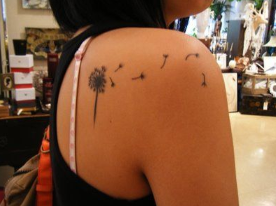 Diente de león. Para recordar a su bebé perdido, esta mujer se tatuó la reconocida hierba medicinal que se desprende con el viento. Un diseño muy utilizado para representar los abortos involuntarios. Foto: blog.passionflowerdesign.com/2009/07/gentle-dandelion.html