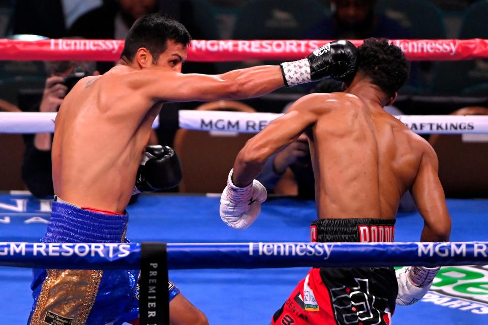 Pablo Romero (L) punches Elvis Rodriguez (Getty)