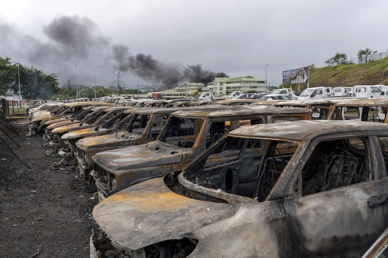 Coches quemados se alinean después de disturbios en Noumea