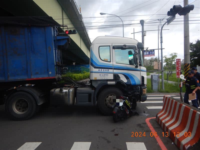 該路段快車道禁止右轉，曳引車違規右轉導致機車追撞。(圖／翻攝畫面)