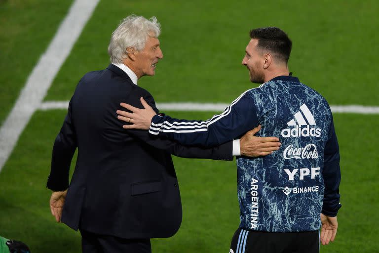 El saludo de José Pekerman y Lionel Messi en la previa al duelo por las Eliminatorias entre la Argentina y Venezuela en la Bombonera