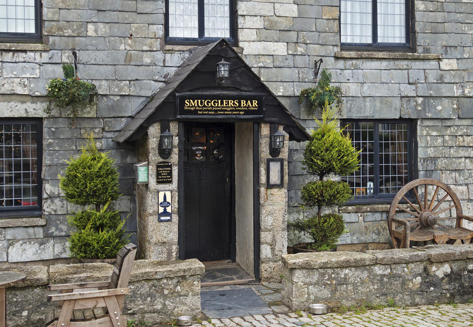 entrance to smugglers bar at jamaica inn, bodmin moor, bolventor, Cornwall, England, Britain, uk. (Photo by: Kevin Britland/Education Images/Universal Images Group via Getty Images)