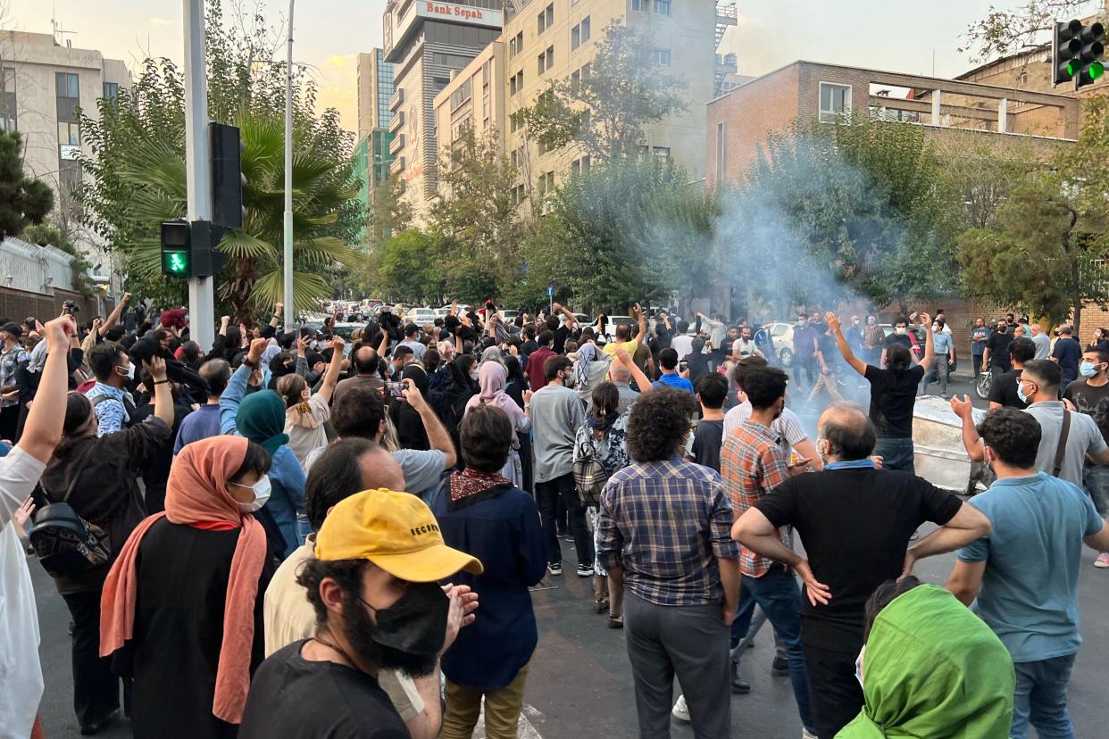 En Iran, des mouvements de protestations ont éclaté depuis le décès de Mahsa Amini, suite à son arrestation par la police des mœurs, unité chargée de faire respecter le code vestimentaire de la République islamique d'Iran.