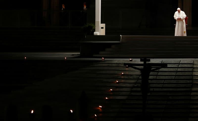 El Papa Francisco lidera la procesión del Vía Crucis durante las celebraciones del Viernes Santo en la Plaza de San Pedro, sin participación público debido al brote de la enfermedad del coronavirus (COVID-19), en el Vaticano.