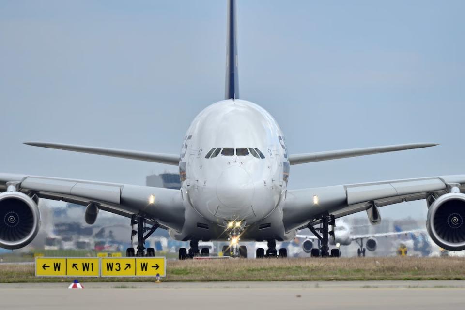 Flugverkehr auf dem internationalen Flughafen Frankfurt am Main, ein Airbis A380 der Singapore Airlines rollt zur Startbahn. - Copyright: picture alliance/Daniel Kubirski