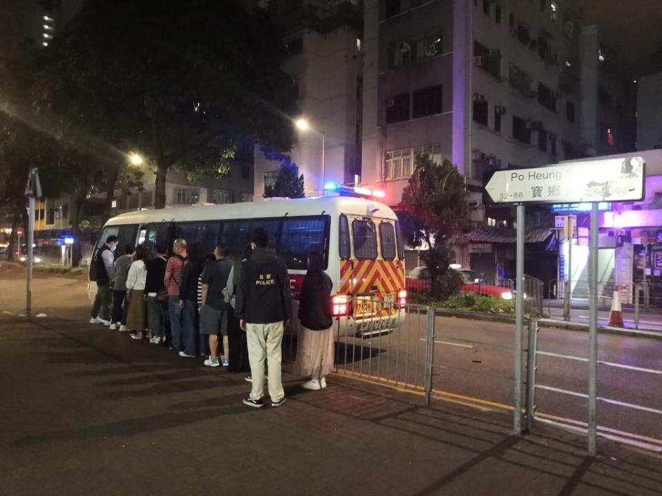 警方大埔搗破百家樂賭檔，拘捕40人包括20名內地男女。(警方圖片)