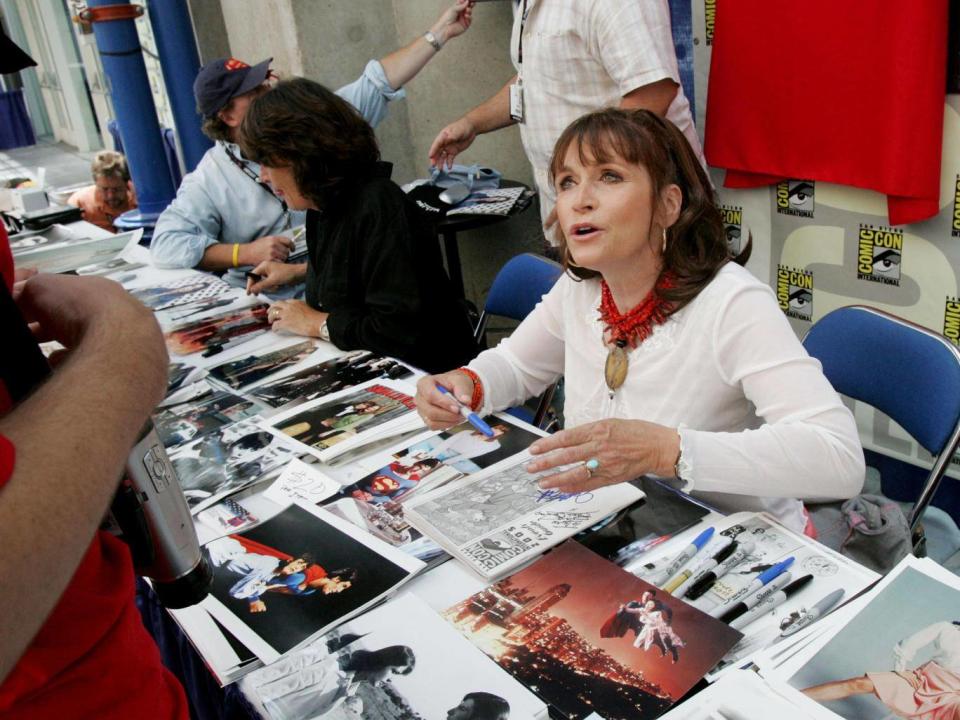 Kidder signs autographs at Comic Con International in 2005 (Getty)