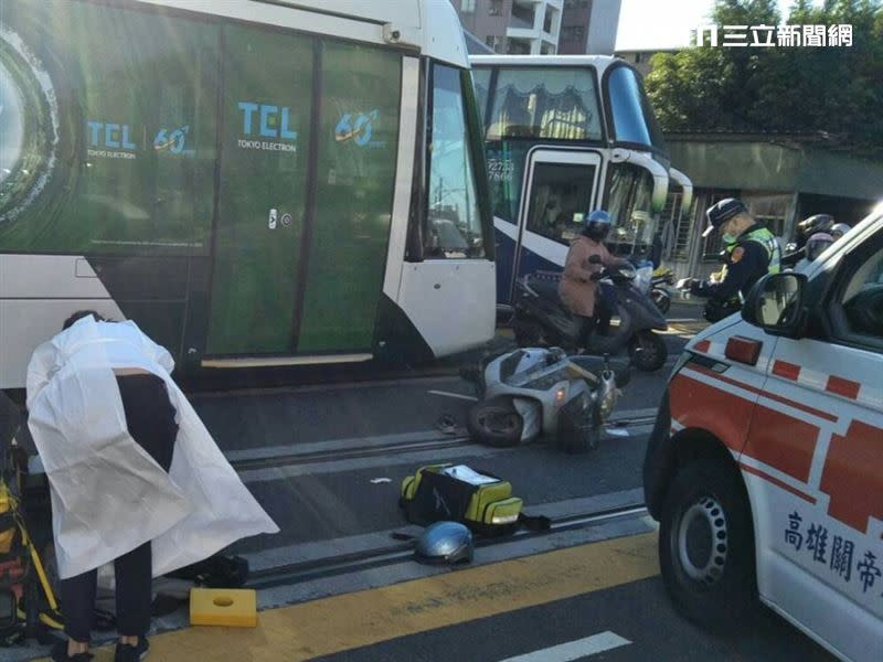 李姓機車騎士在警消趕抵時，已經失去呼吸心跳。（圖／翻攝畫面）