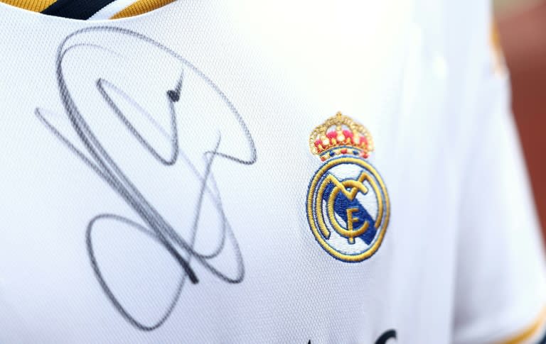 Esta fotografía muestra el autógrafo firmado por el delantero francés Kylian Mbappé sobre la camiseta del Real Madrid de un aficionado, en el marco de un entrenamiento de la selección francesa en Clairefontaine-en-Yvelines, el 30 de mayo de 2024 (FRANCK FIFE)